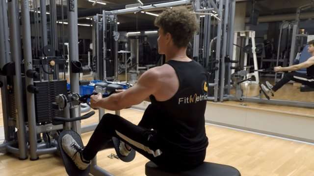 Rowing assis à la poulie avec poignées