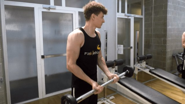 Curl à la barre prise serrée