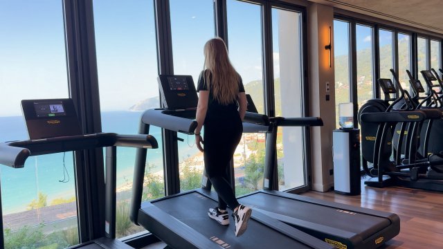 Marche inclinée sur tapis roulant