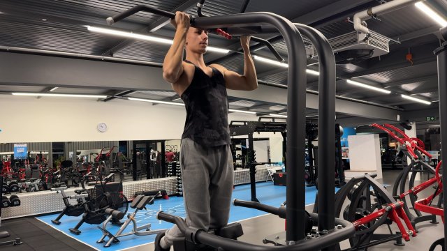 Tractions assistées à la machine en supination