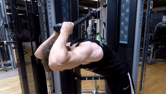 Extension des triceps horizontale à la corde