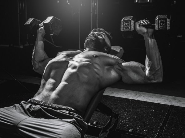 Musculation asymétrie pecs : causes et solutions