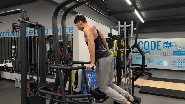 Dips assistés avec inclinaison du buste