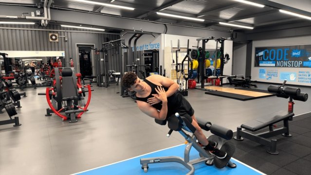 Crunch laterale su panca inclinata