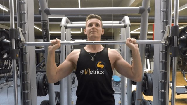 Développé militaire à la Smith machine