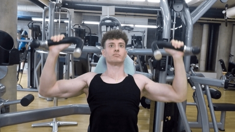 Image Presse à épaules à la machine