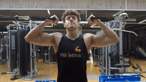 Image Curl ai cavi per bicipiti con braccia estese