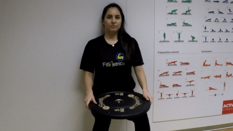 Image Chaise contre un mur avec disque de poids