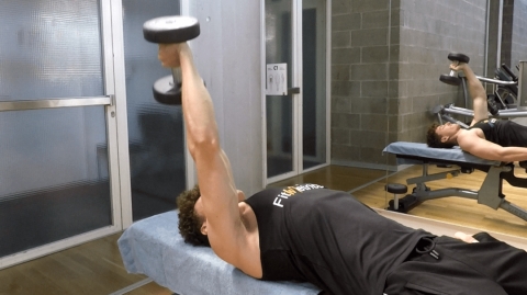 Image Extension verticale des triceps avec haltère a un bras