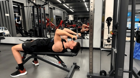 Image Curl à la poulie haute allongé