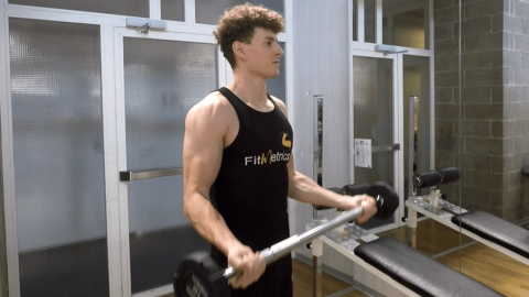 Image Curl biceps à la barre prise large