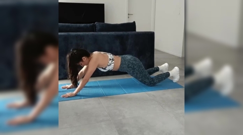 Image Plank in ginocchio con camminata in avanti